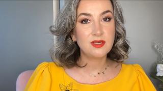 Nu-și mai vopsește părul de doi ani și a devenit inspirație pentru alte femei. De ce a renunțat
