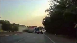 Momentul accidentului de pe Centura Capitalei: Un camion intră pe contrasens şi striveşte un tânăr