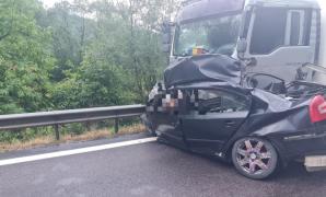Tânăr mort în mașina lovită de TIR, pe Valea Oltului. Două tragedii la câteva ore distanţă, în aceeaşi comună