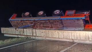 Impact oribil între un TIR și două autoturisme pe DN13: patru persoane rănite, una încarcerată și inconștientă