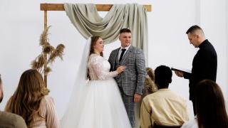 Cât e darul de nuntă în 2025. Ce sume lasă românii în plic pentru miri