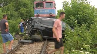Jeep spulberat de tren, în Buzău. Maşina a fost târâtă mai bine de 100 de metri pe şine