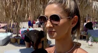 Turiști umăr la umăr pe plajele litoralului românesc, în acest weekend. Cât costă o zi de relaxare la Eforie