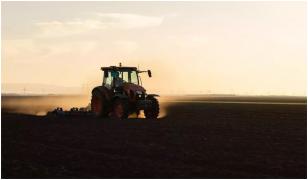 Un bărbat a murit strivit de tractor, într-o pădure din Vaslui