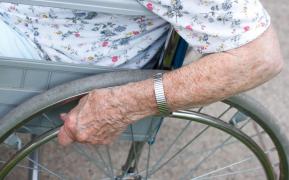 Povestea unei bătrâne din Iași, abandonată în spital de toți cei 12 copii. Niciunul nu o mai vrea acasă