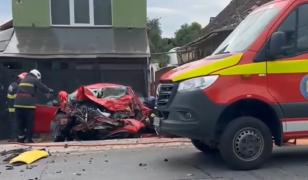 O şoferiţă de 72 de ani a murit, după ce maşina sa s-a izbit violent de un TIR cu cărămizi