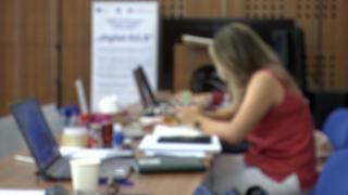 Plângere împotriva profesoarei care a folosit un dispozitiv de bruiaj, după ce unui student i s-a făcut rău