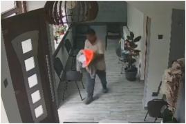 Bărbat din Caransebeș, filmat cum fură banii donați pentru o fetiță cu cancer. Voia să-i joace la păcănele