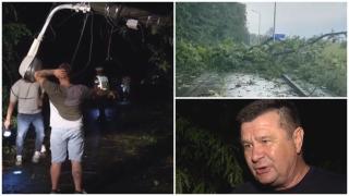 Singurul drum spre cartierul Greenfield, blocat de furtună. Oamenii au luat-o prin pădure, cu copiii în braţe