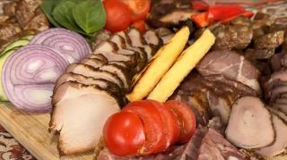 Mezelurile, tot mai rar în coșul de cumpărături. Românii aleg carnea proaspătă, mai ieftină și mai sănătoasă