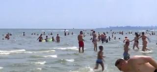 Cât costă o zi la plajă pe litoralul românesc: de la prosop pe nisip, la răsfăț cu șezlong și cocktail