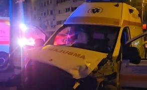 Ambulanţă din Constanţa, lovită de un şofer neatent: a spus că au auzit sirena, dar nu ştia de unde vine