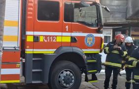 Incendiu de proporţii în Iaşi: au ars 250 de metri pătraţi dintr-o hală. Focul, stins după câteva ore