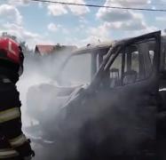 Microbuz din Mehedinţi, transformat în scrum în câteva minute. De la ce a pornit incendiul