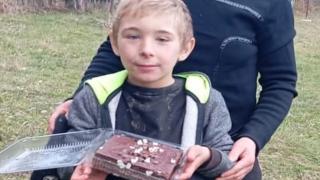 Băiatul de şapte ani, dat dispărut de familie după ce a plecat într-o pădure, găsit într-o zonă geu accesibilă