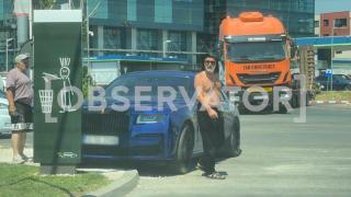 Gigi Becali, cu Rolls Royce-ul şi la bustul gol pentru a inspecta lucrările de la biserică