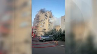 Trotinetă electrică uitată în priză, cauza unui incendiu puternic într-un bloc din Baia Mare. 2 oameni, răniţi