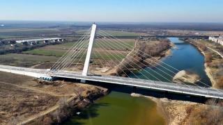Podul peste Mureș, de 30 de milioane de euro, are probleme grave de structură şi s-ar putea prăbuşi