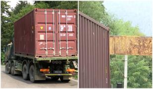 Camion militar francez, blocat sub un limitator de înălțime pe DN1, între Predeal şi Braşov