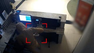 Jaf surprins de camere, într-un hotel din Borşa. Un angajat a fost filmat când fură banii din seif