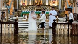 Un cuplu s-a căsătorit într-o biserică inundată. Momentul când spun "da" cu apa aproape până la genunchi