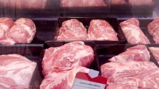Carnea de porc din România costă mai mult decât cea de import. Cum se apără comercianţii