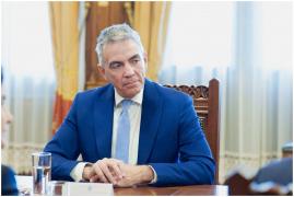 Scandalul mitei la ANAF: Cum se apără Dragoş Anastasiu, ameninţat cu demisia. Lungul şir de controverse