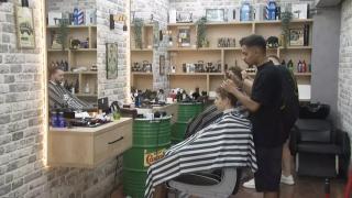 Bărbaţii se plâng de preţurile din frizerii. Cât a ajuns un tuns la "barber shop"