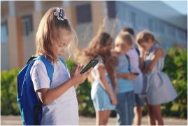 Studiu: Ce efecte dezastruoase poate avea telefonul dat copiilor sub 13 ani. Creierul, distras de la realitate