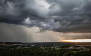 Cod portocaliu de vreme severă emis de ANM. Vijelii puternice lovesc în 15 județe, în următoarele ore