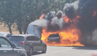 Două maşini au ars ca o torţă pe plaja Modern din Constanţa. Unul dintre şoferi a ajuns la spital cu arsuri