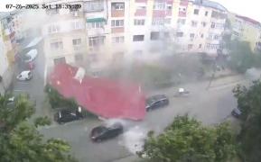 Momentul în care acoperişul unui bloc e smuls de rafale şi se prăbuşeşte pe stradă, în Calafat