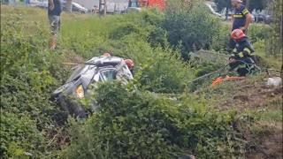 Patru răniţi, după ce maşina în care erau s-a răsturnat pe drumul dintre Reşiţa şi Bocşa