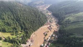 Inundaţiile au adus "apocalipsa" în Broşteni: Oameni dispăruţi, case şi maşini mutate sute de metri