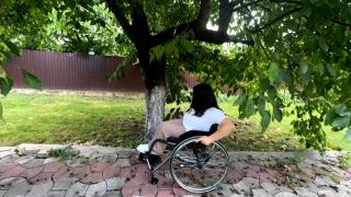 Povestea Alinei, fata care își construiește singură independența din scaunul cu rotile