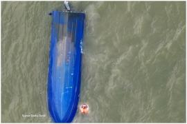 Primele imagini cu ambarcaţiune răsturnată în Deltă. Tată și fiică, printre cei 4 morți. Fetița nu purta vestă