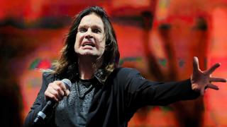 Ozzy Osbourne, condus pe ultimul drum. Fanii au adus flori şi baloane în formă de lilieci