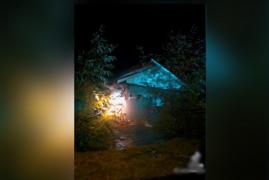 Casă smulsă din temelie, filmată cum plutește pe viiturile formate în urma inundațiilor din Broșteni