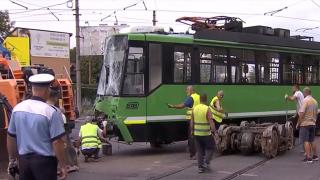 Şoferul autobuzului STB lovit de tramvai în Bucureşti ar fi trecut pe roşu în intersecţie. 11 oameni răniţi