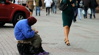 Mii de cerșetori în București cu povești inventate. Fac și 3.000 de euro pe lună