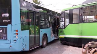 SURSE: Și vatmanul, și șoferul autobuzului STB au trecut pe roșu când au făcut accident