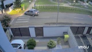 Şofer, filmat cum urmăreşte copii aflaţi pe bicicletă, pe aleile din parc. "Tentativă de omor"