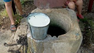 Fântână din Iaşi, otrăvită: sătenii dau vina pe un vecin răzbunător. "Miroase oribil, te ustură ochii, nasul"