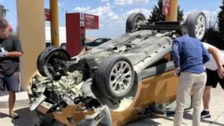 O maşină, cu roţile în sus într-o benzinărie din Bihor. Cum s-a răsturnat lângă pompa de carburant