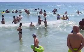 Peste 100.000 de turişti pe litoral, în primul weekend din august. Nu au ţinut cont nici de steagurile roşii