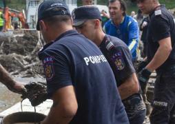 Sute de voluntari s-au mobilizat în Broşteni. Lucrează cot la cot cu salvatorii