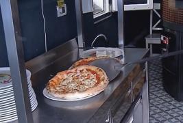 În Bucureşti, ca în Italia: o pizzerie, la fiecare colţ de stradă. Ce pizza preferă românii şi cât costă