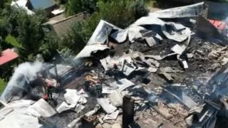 Clipe de coşmar în Botoşani, după ce acoperişul unui bloc a luat foc. Totul s-a făcut scrum