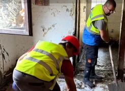 Mii de voluntari, din întreaga ţară, au venit în Broşteni pentru a-i ajuta pe sinistraţi: "Sunt minuni făcute"