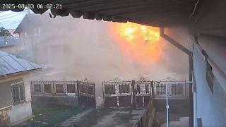 Momentul în care un magazin din Dâmboviţa sare în aer şi se aprinde ca o minge de foc. Explozia a făcut prăpăd